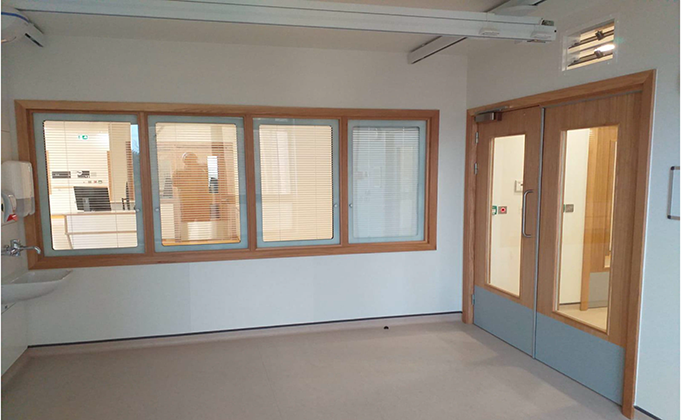 View of four pannelled glazed side screens and double timber doorset with full glazed panels