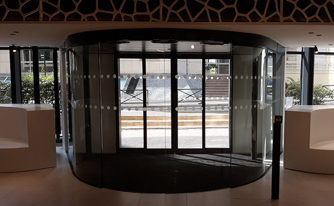 Automatic Curved Sliding Doors  create a strong visual impact as an automatic entrance system for hospitality sectors