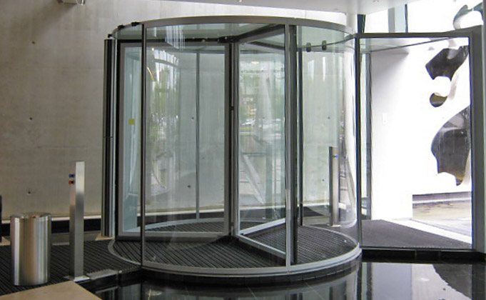 Robust revolving door with a steel central column