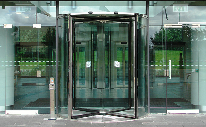 Revolving doors with slender profiles, with no central column