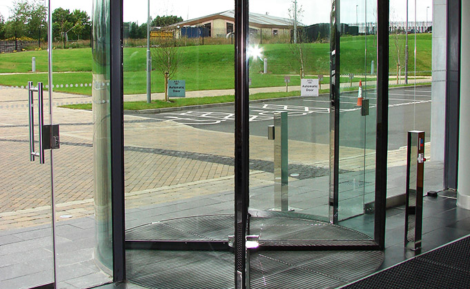 Slim profile revolving doors with no central column