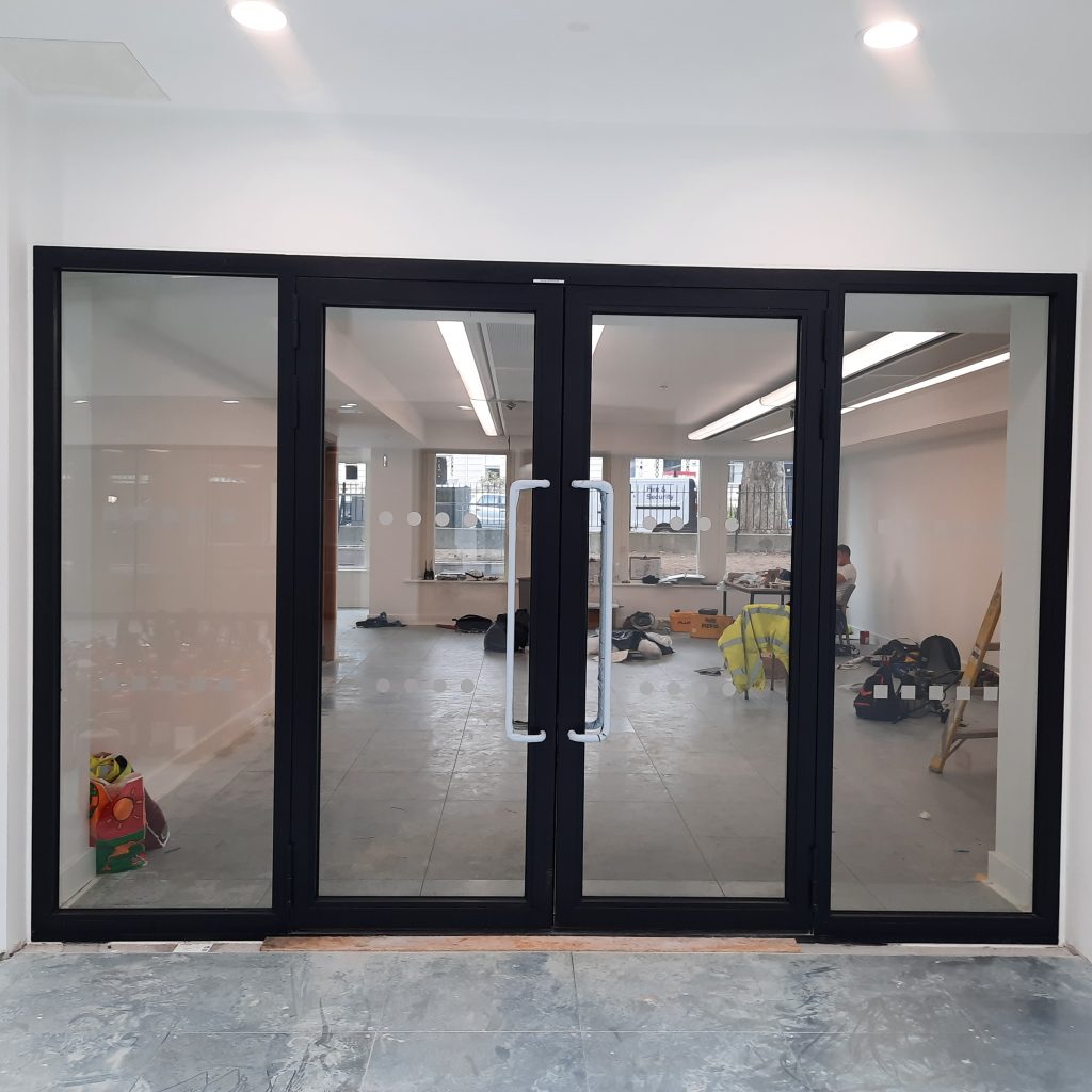 Double fire-rated doorset glazed with side screens