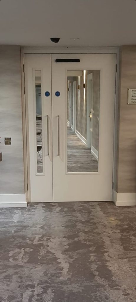 Replacement door leaf and a half in hotel corridor with automation