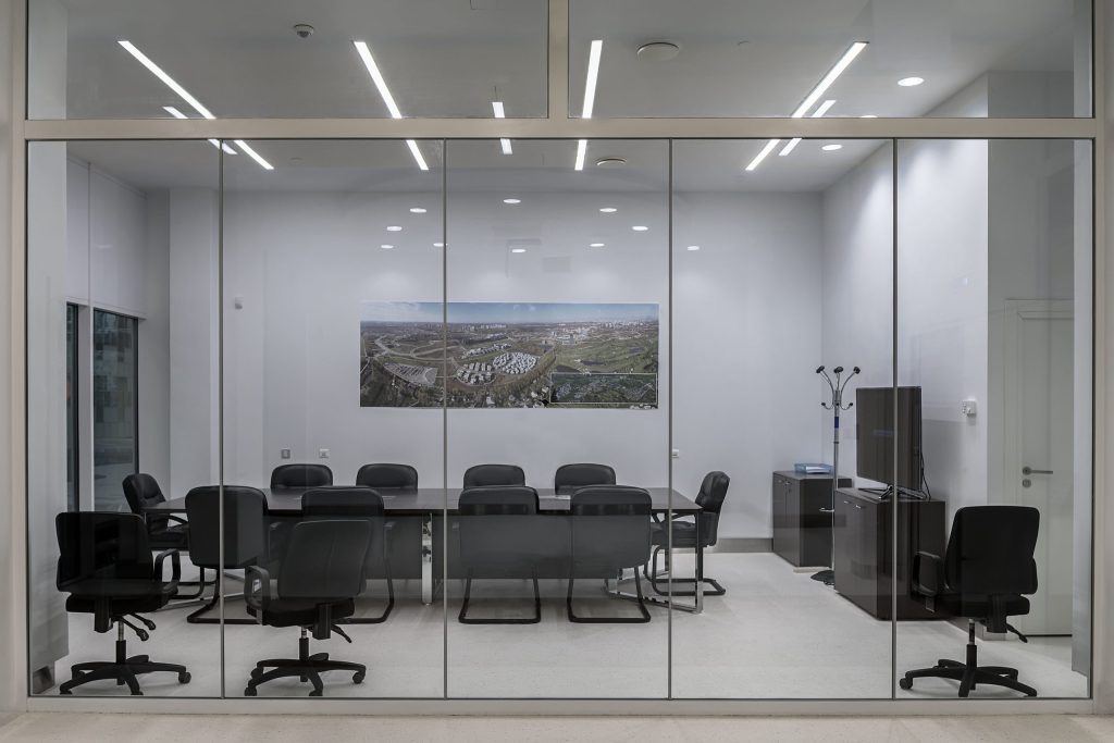 slim-frame-glazed-wall-and-partitioning-solution-for-boardroom