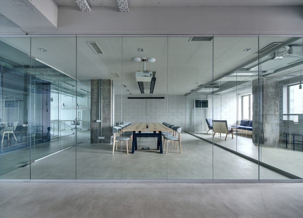 slim-profile-glass-wall-in-office-environment