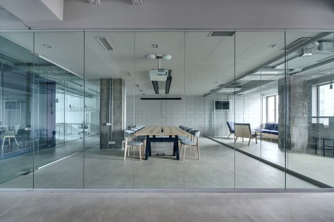 slim-profile-glass-wall-in-office-environment
